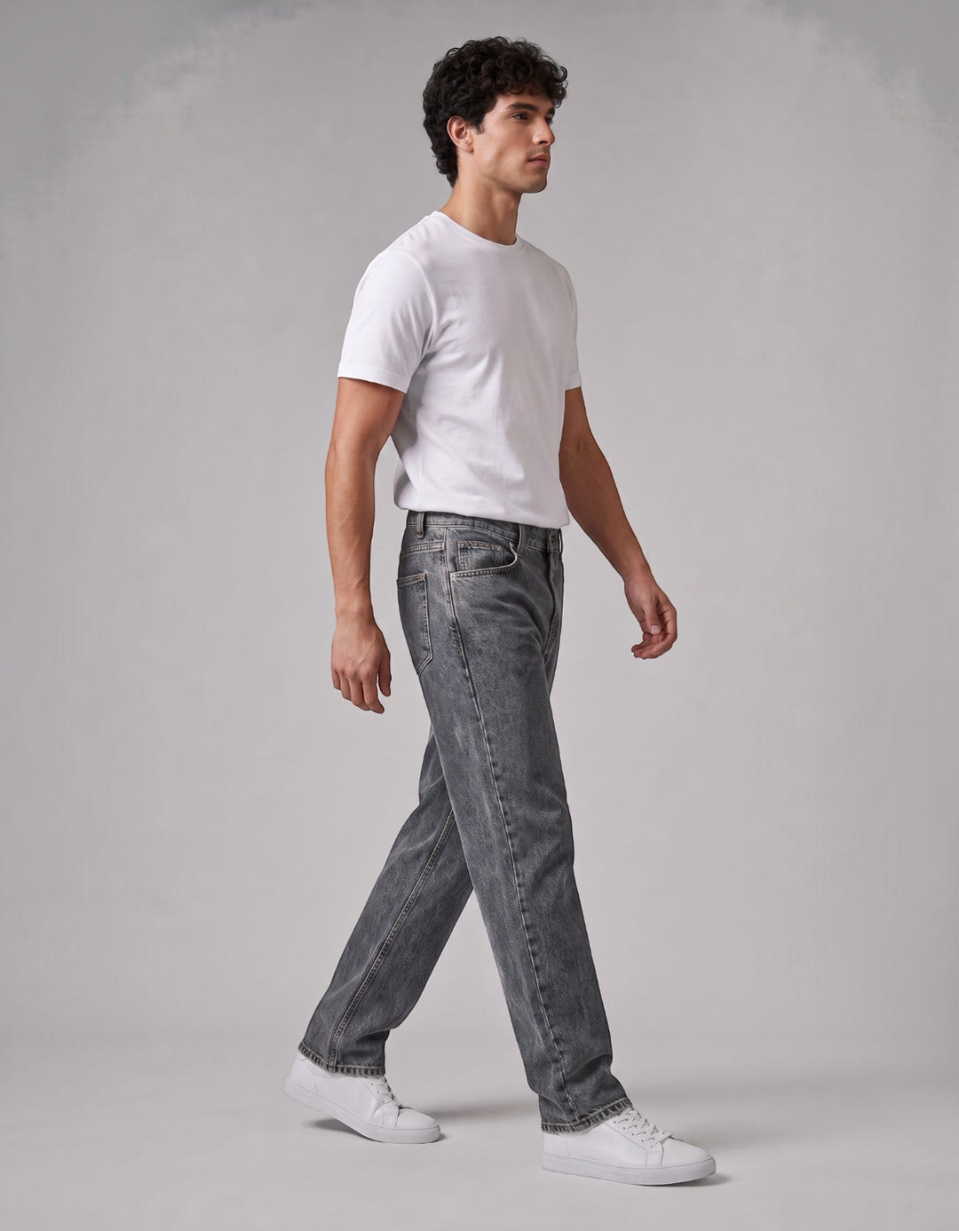 Pantalón Recto de Mezclilla Rígida John Silver Gris Froster Medio - perfil caminando