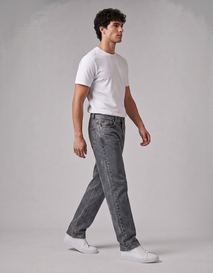 Pantalón Recto de Mezclilla Rígida John Silver Gris Froster Medio - perfil caminando